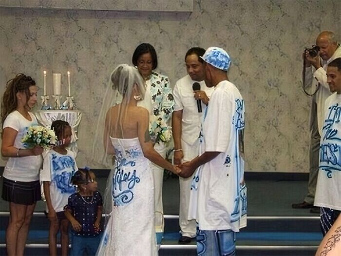 Novia usando vestido de boda con estampado azul, ceremonia informal con amigos y familiares en iglesia pequeña.