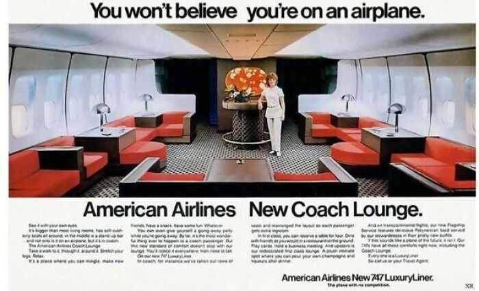 Salón vintage de American Airlines con muebles clásicos y diseño retro en un avión, mostrando productos vintage que ahora lucen extraños.