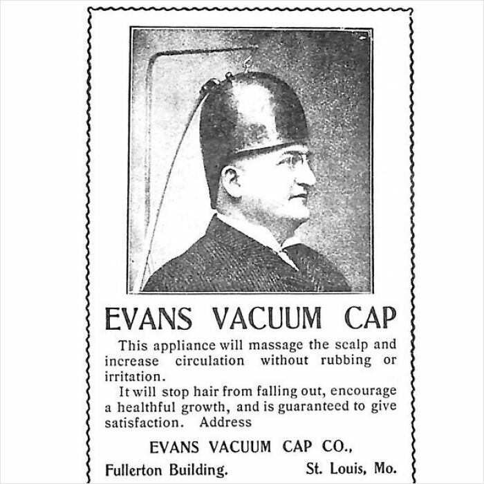 Hombre con antiguo producto vintage Evans Vacuum Cap para masajear el cuero cabelludo y estimular crecimiento capilar.