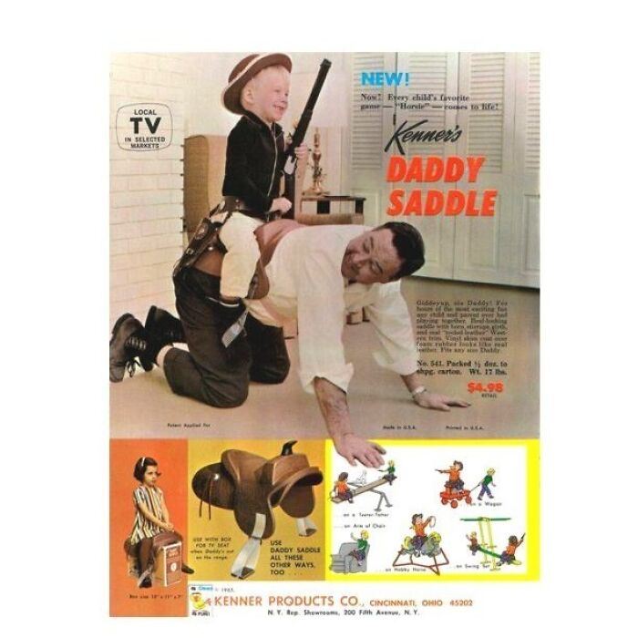 Niño vestido de vaquero sentado en un producto vintage mientras un adulto hace de silla, mostrando productos vintage fascinantes.