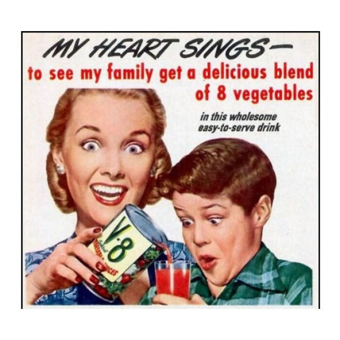 Mujer sonriente sirviendo bebida vintage de 8 vegetales a niño sorprendido, productos vintage que ahora parecen extraños.