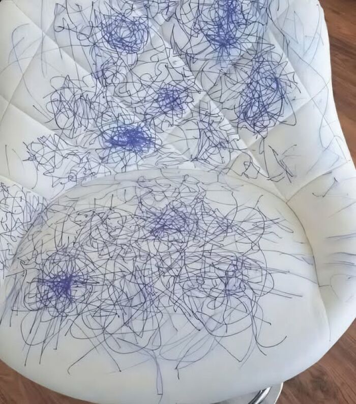 Silla blanca marcada con garabatos en tinta azul, mostrando un claro ejemplo de un peor día que el tuyo.