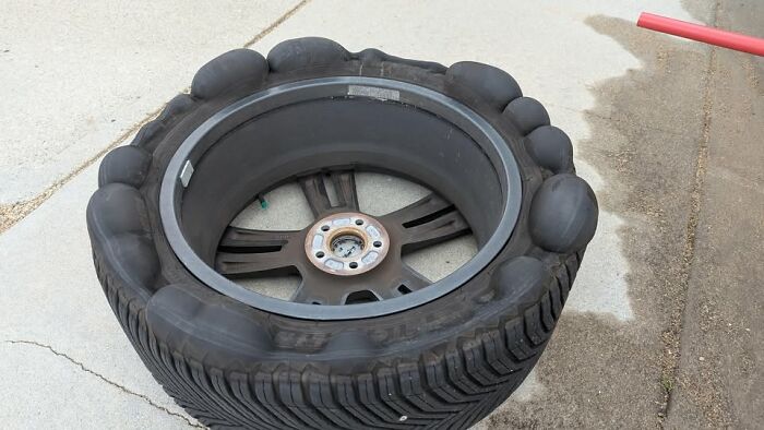 Neumático de coche con deformaciones extrañas, ejemplo claro de un día peor con problemas inesperados.