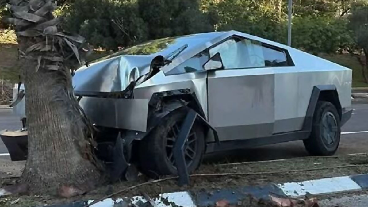 Coche Tesla Cybertruck estrellado contra un u00e1rbol, ejemplo de personas que tuvieron un peor du00eda y algo saliu00f3 mal.